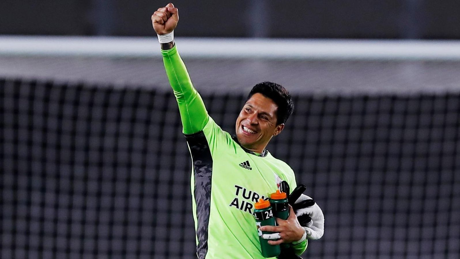 Enzo Pérez fa història al jugar un partit de porter amb River Plate