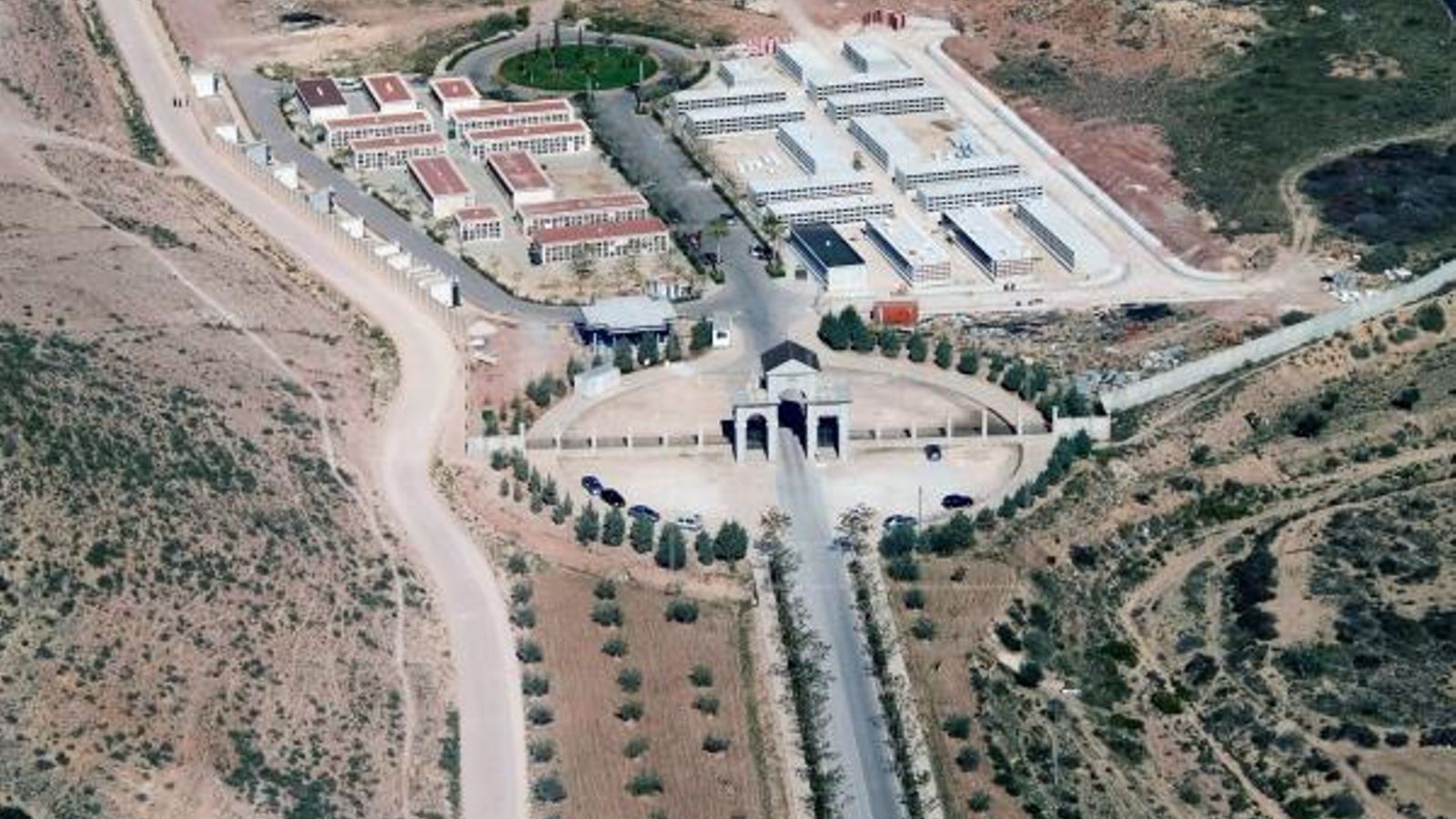 Foto cedida per l'Ajuntament d'Elda del cementeri municipal. En la part superior es veu un terreny aplanat per al futur cementeri de mascotes.