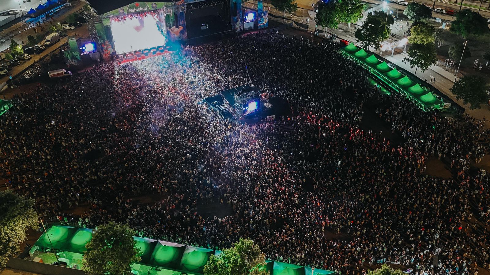 L'escenari principal del Pirata Beach Festival ple de gom a gom