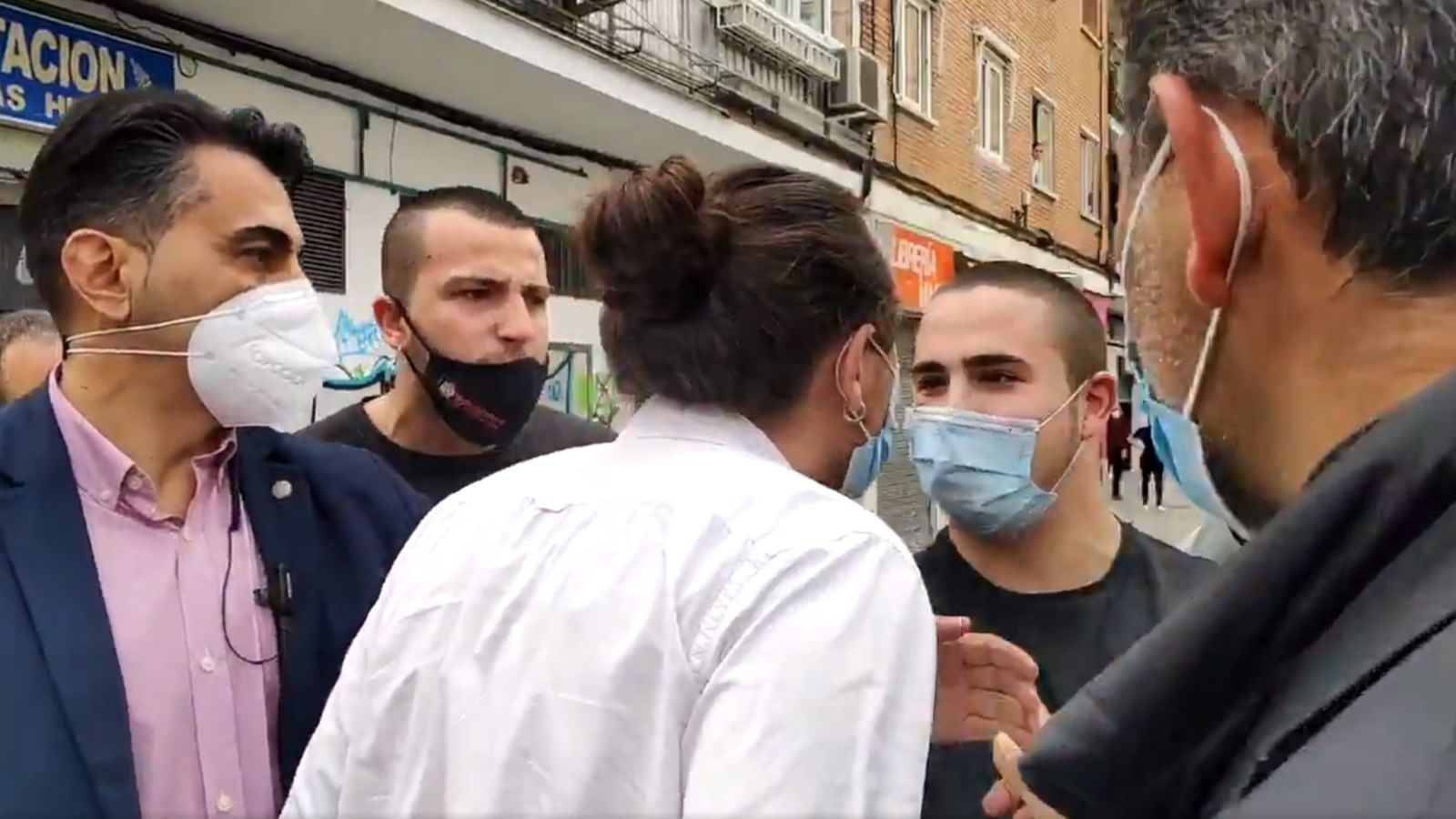 El líder de Podem, Pablo Iglesias, en el moment en el qual s'ha apropat a parlar amb els manifestants