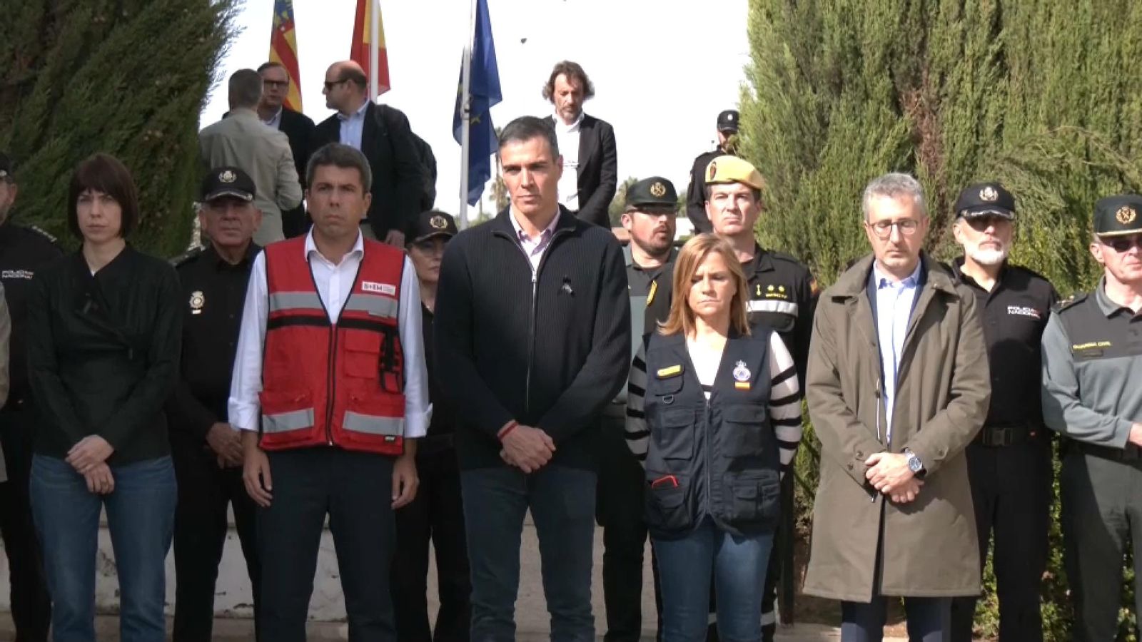 El cap de l'executiu espanyol (centre), acompanyat pel cap del Consell, la ministra de Ciència i la delegada del govern durant el minut de silenci