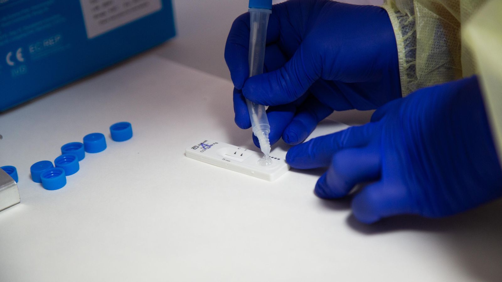 Una sanitària comprova el resultat d'un test d'antígens