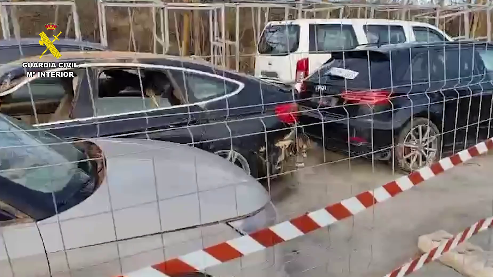 Alguns dels vehicles, amb signes evidents d'haver sigut afectats per la riuada, que van localitzar en el desballestador