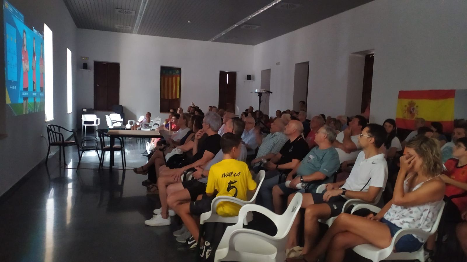 Els veïns d'Aielo de Malferit, veient el partit