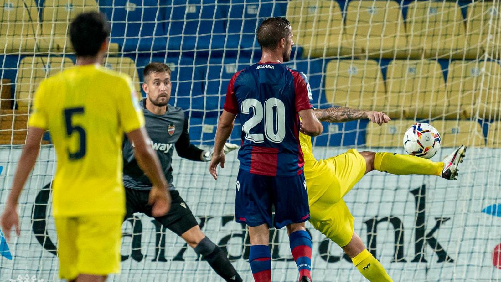 Alcácer controla amb el pit, remata de volea i marca.