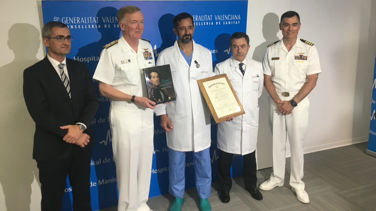 Cavadas ha rebut una condecoració de la Marina dels Estats Units com a mostra d'agraïment pel treball realitzat.