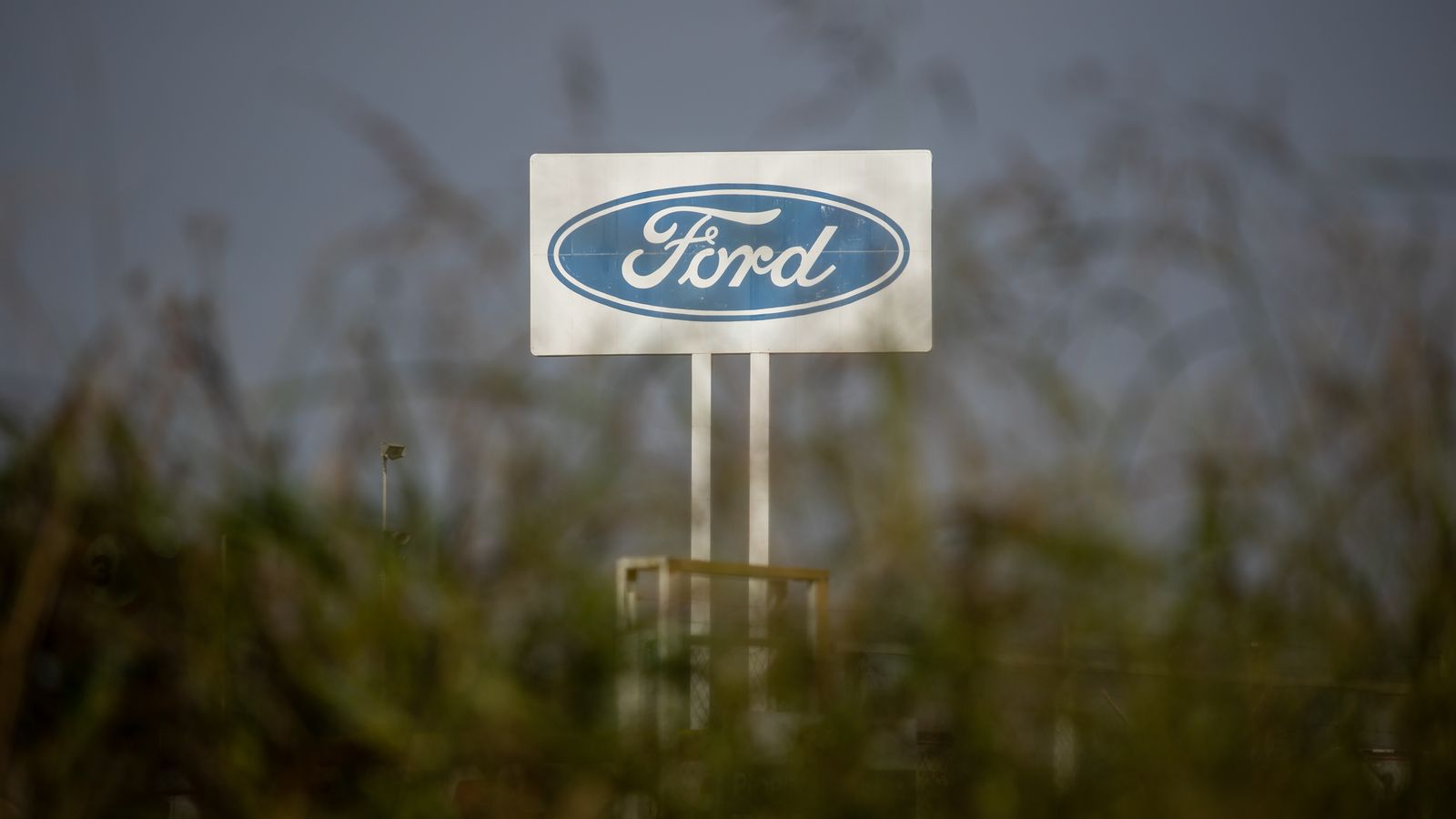 Cartell de la fàbrica Ford d'Almussafes en una imatge d'arxiu