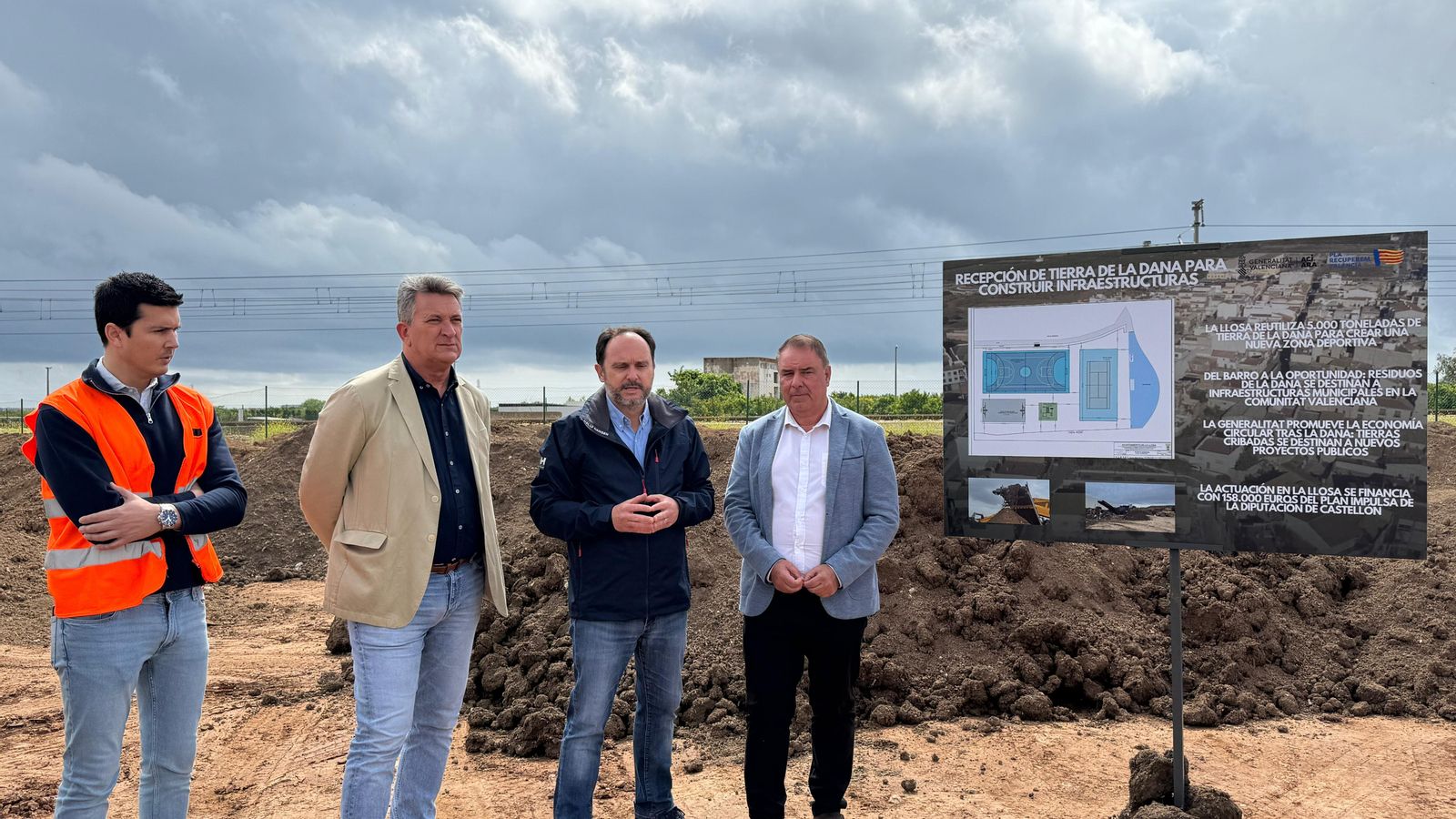 el conseller de Medi Ambient, Infraestructures i Territori, Vicente Martínez Mus, en la zona de recepció del material
