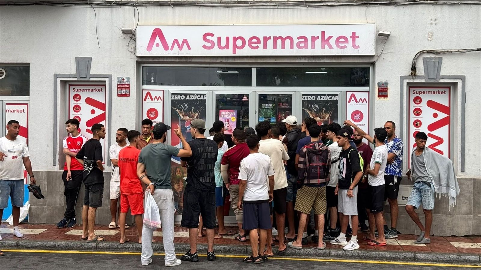 Migrants a la porta d'un supermercat a Ceuta
