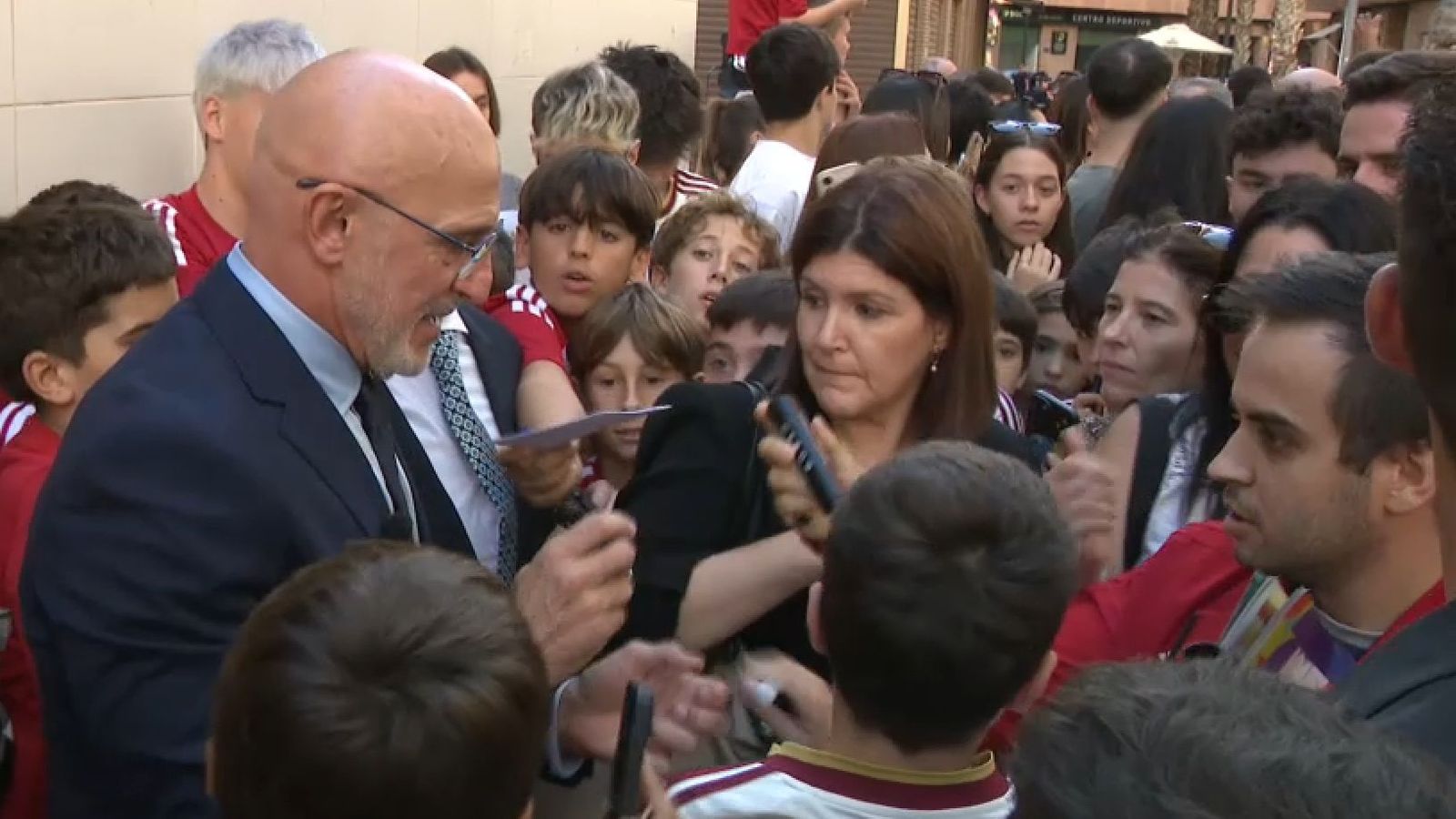 El seleccionador Luis de la Fuente, envoltat d'aficionats al barri de Montolivet