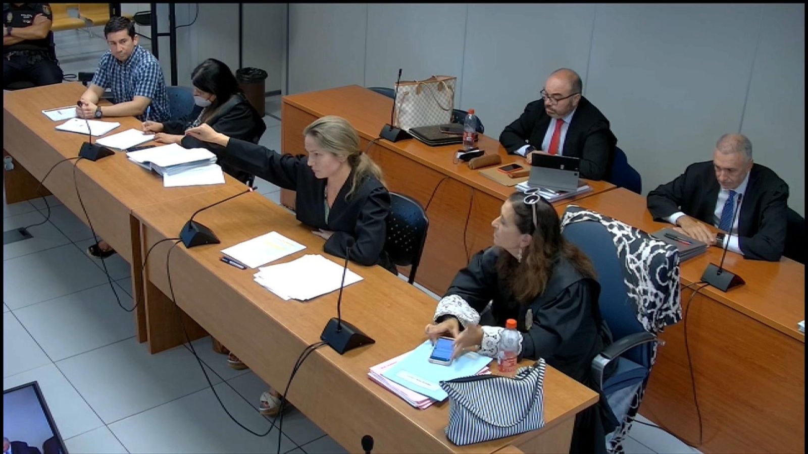 L'acusat (esquerra) mira amb atenció l'exposició de la lletrada de l'acusació particular Isabel Carricondo