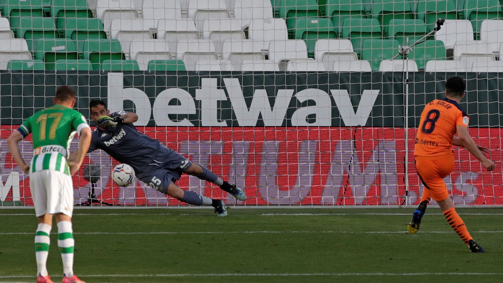 Carlos Soler, que havia fallat els dos últims penals que havia llançat, no ha errat davant Bravo.