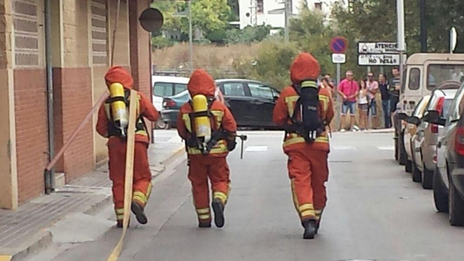 Diversos bombers en una intervenció per a tallar una fuita de gas, en una imatge d'arxiu