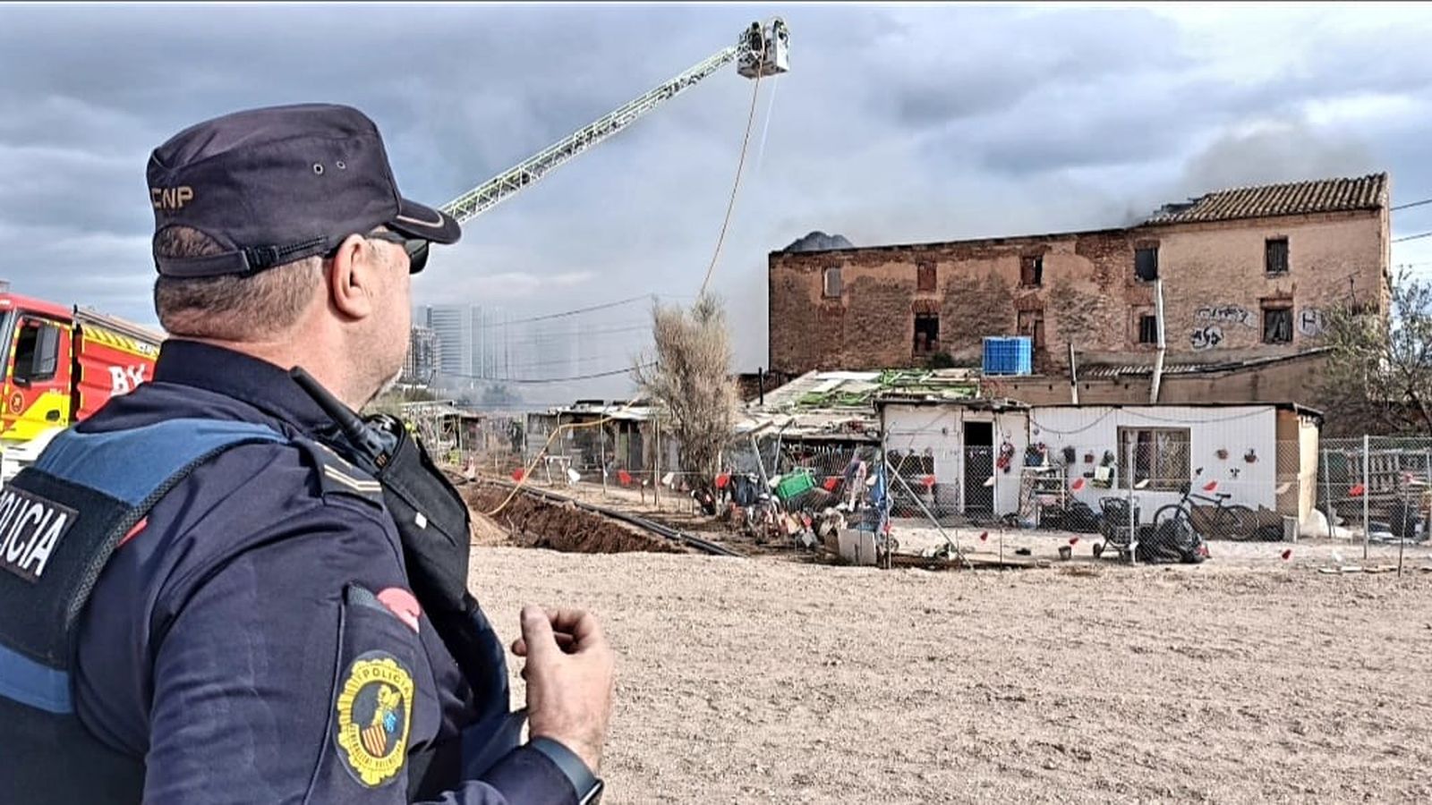 Efectiu de la Policia Local en la zona de l'incendi que ha afectat les vies