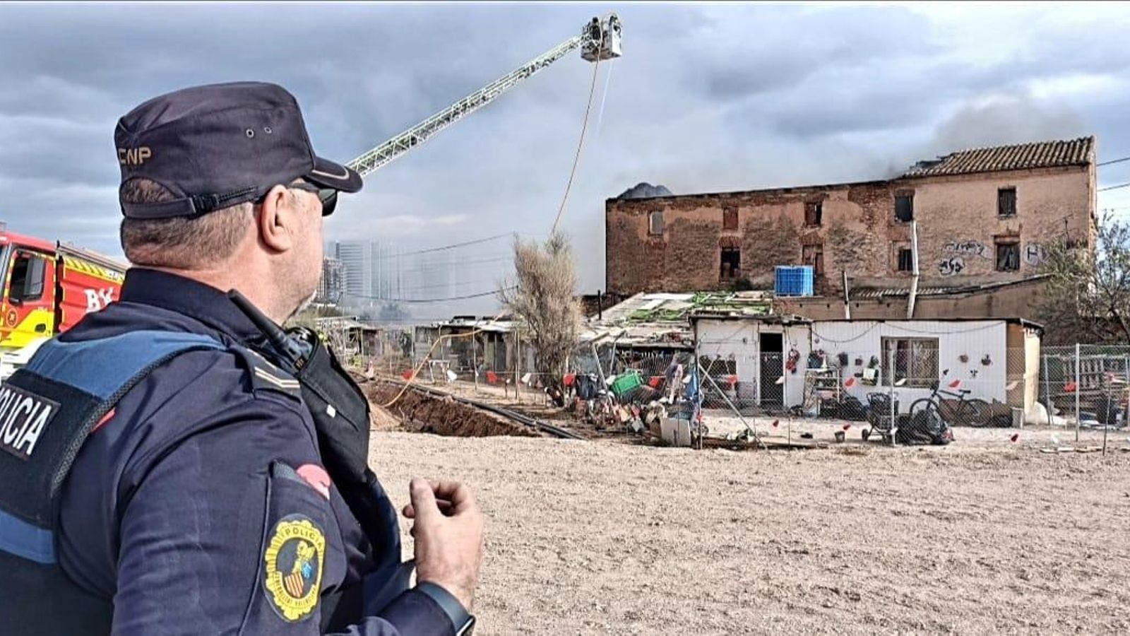 Efectiu de la Policia Local en la zona de l'incendi que ha afectat les vies Efectiu de la Policia Local en la zona de l'incendi que ha afectat les vies