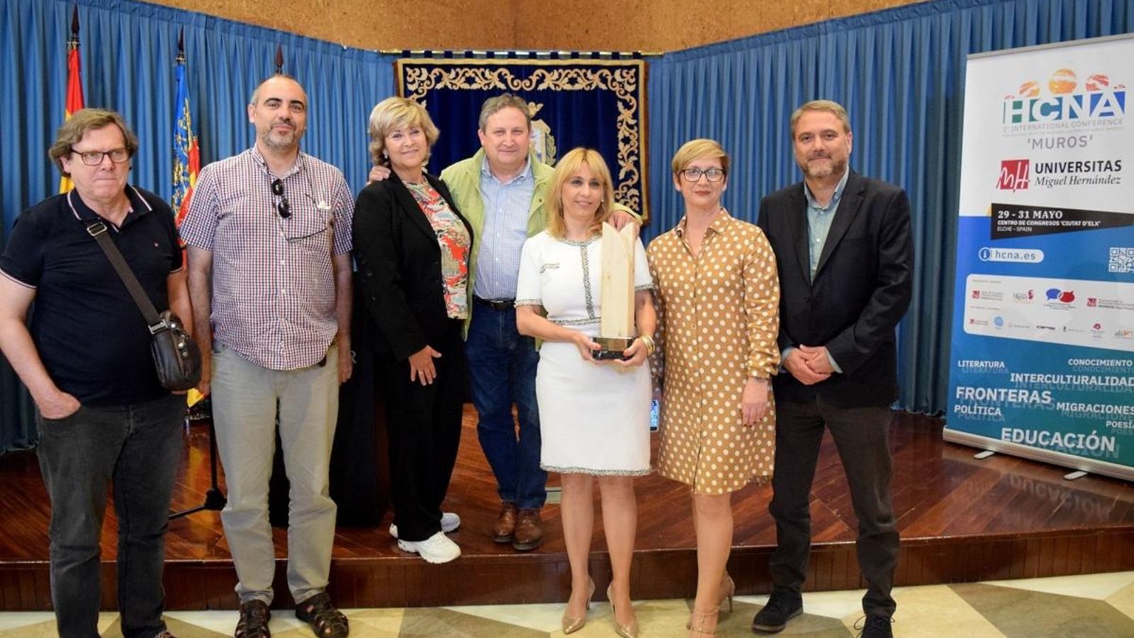 El rector de la UMH, Juan José Ruiz, ha lliurat el guardó a Pepi Irles, armadora i mare de Pascual Durà