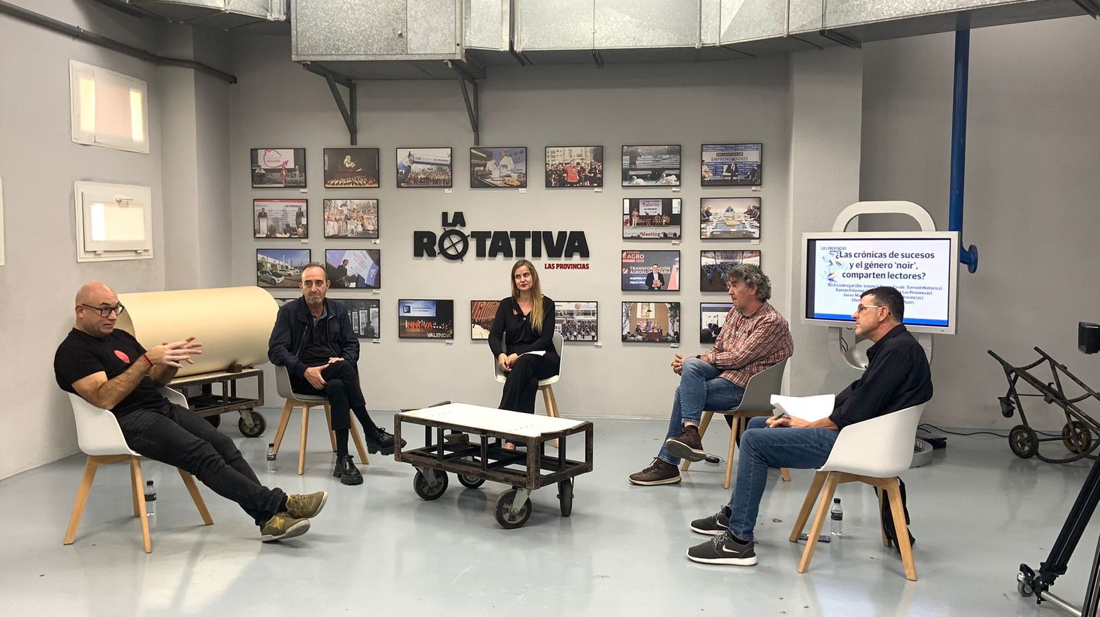 Jordi Llobregat, Ramón Palomar, Carmen Velasco, Txema Millán i Javier Martínez en la taula redona Tardor Literari del periòdic Las Provincias