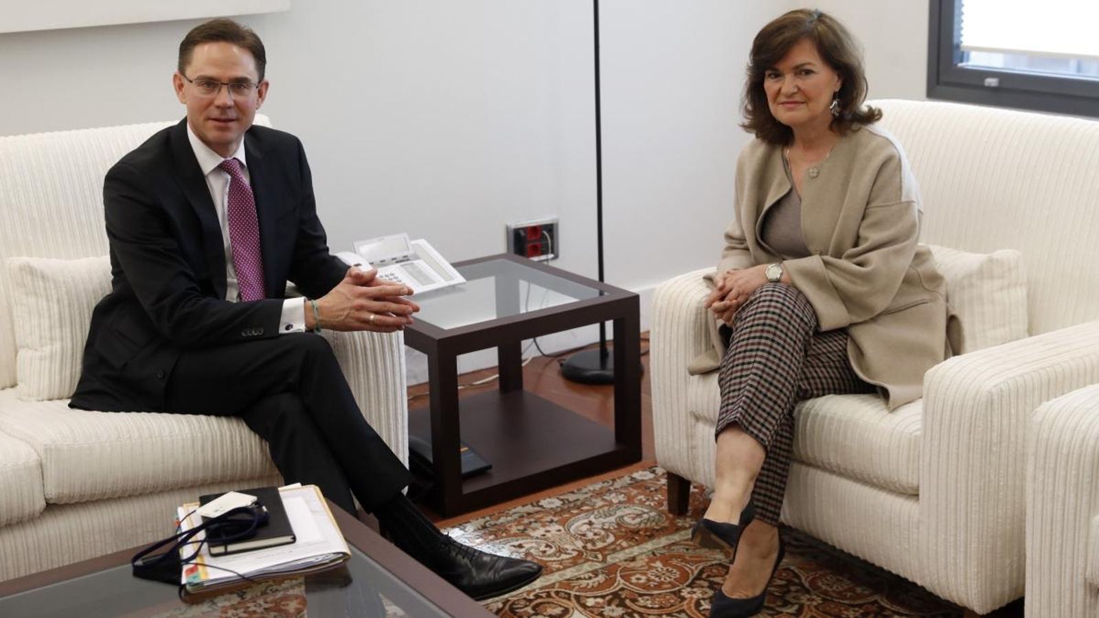 La vicepresidenta del govern espanyol, Carmen Calvo, rep al vicepresident de la Comissió Europea, Jyrki Katainen