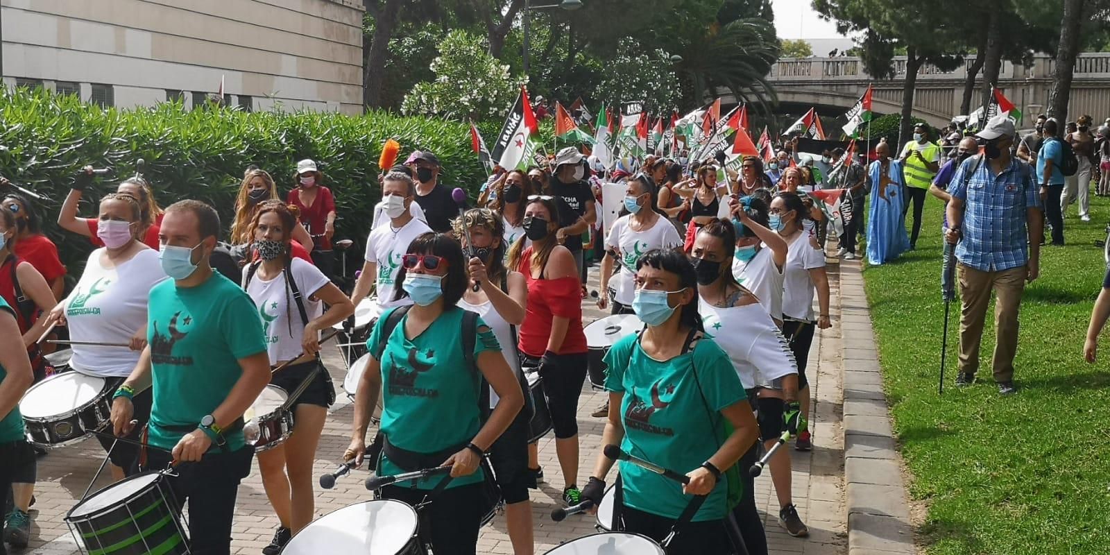Centenars de persones marxen a València per a demanar la llibertat del poble sahrauí Centenars de persones marxen a València per a demanar la llibertat del poble sahrauí