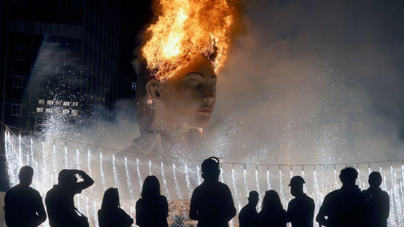 La meditadora, icona de les Falles 2021, es crema a la plaça de l'Ajuntament de València