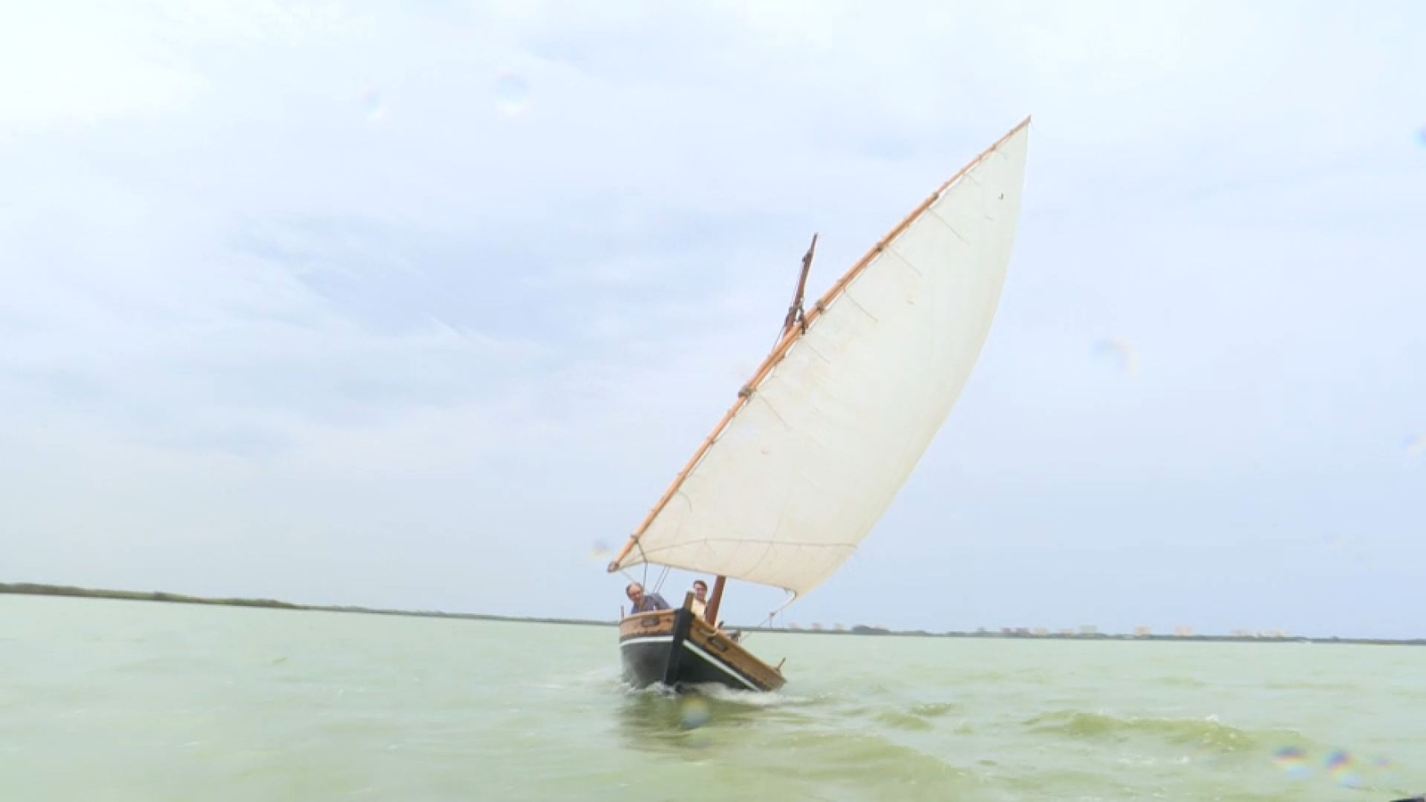 Embarcació de vela llatina navegant per l'Albufera de València