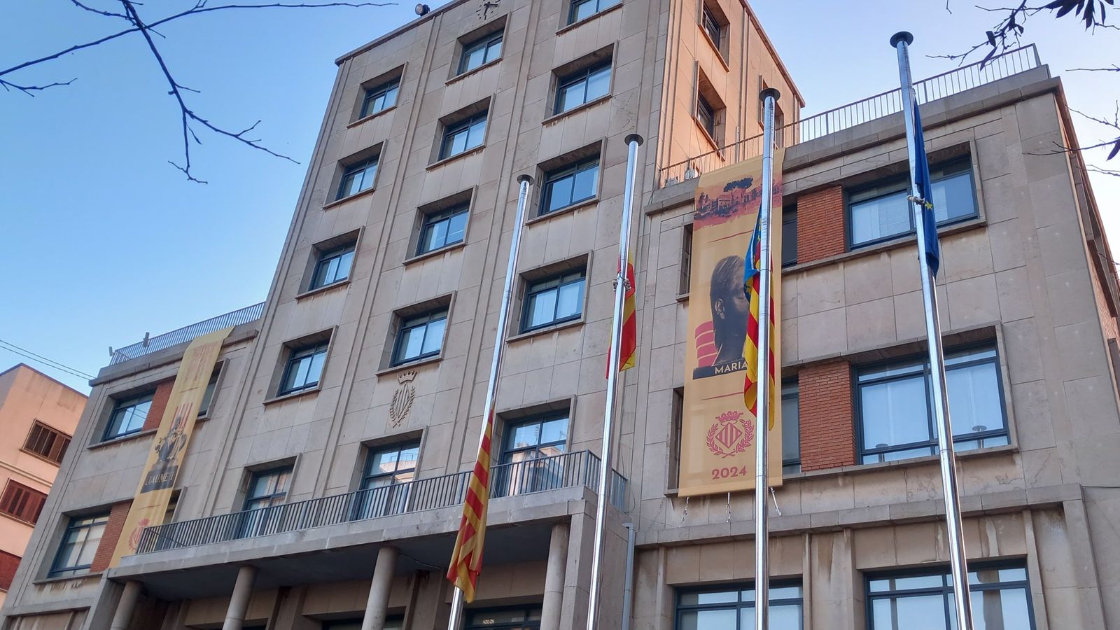 Banderes a mitja asta al consistori de Vila-real