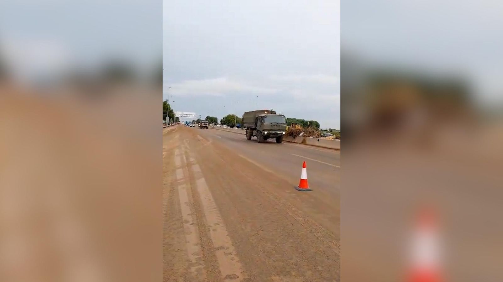 La carretera V-31, coneguda com la pista de Silla, ja està neta de vehicles i s'hi pot circular