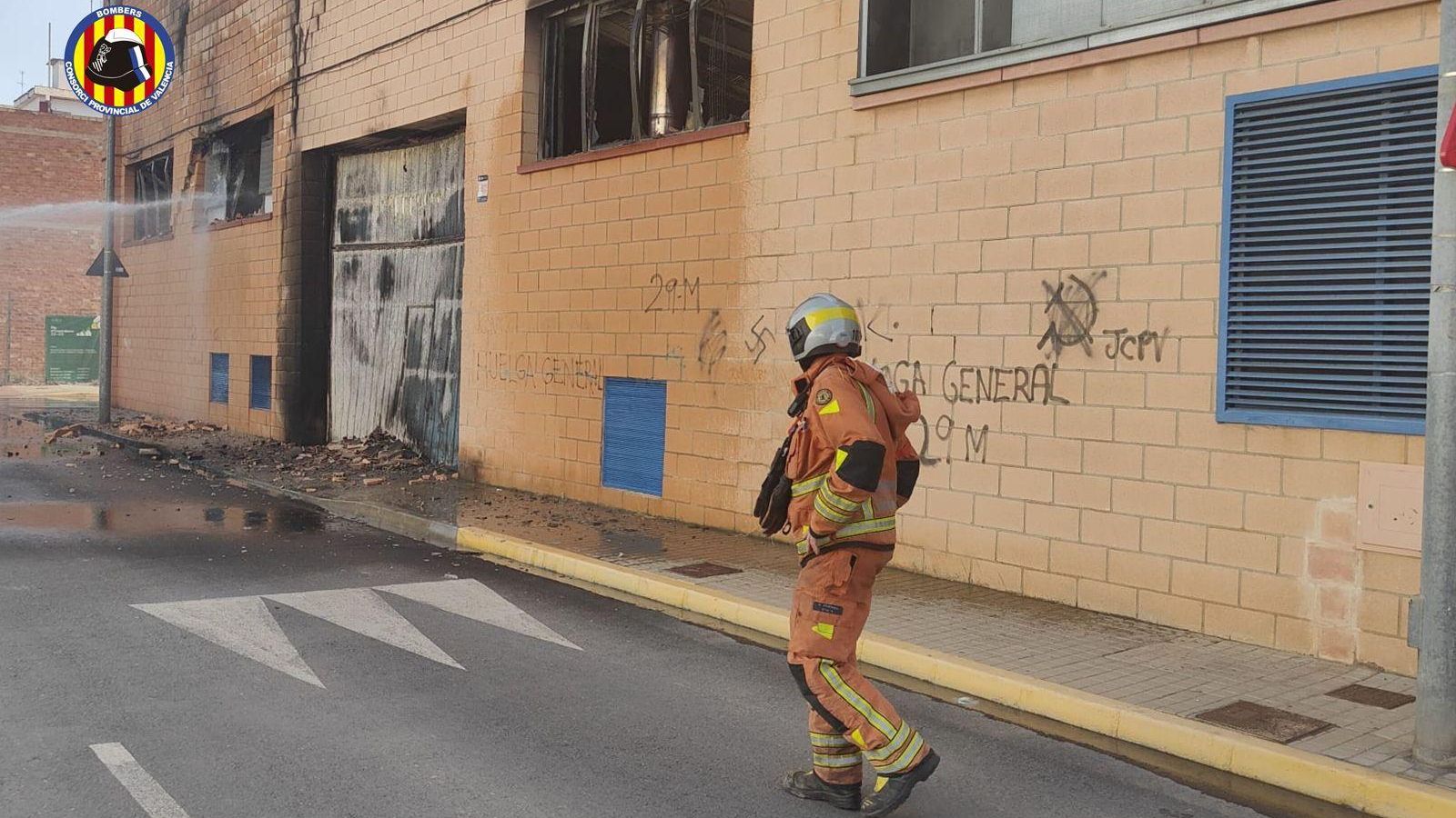 Els bombers treballen en l'extinció de l'incendi en una nau industrial a Bnrepós i Mirambell