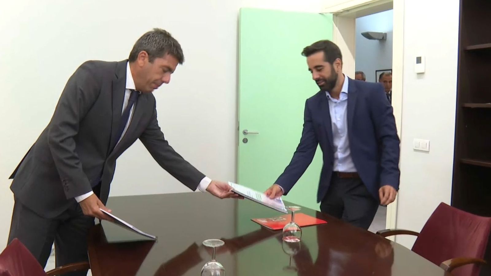 El president entrega la proposta de 56 punts al síndic socialista José Muñoz