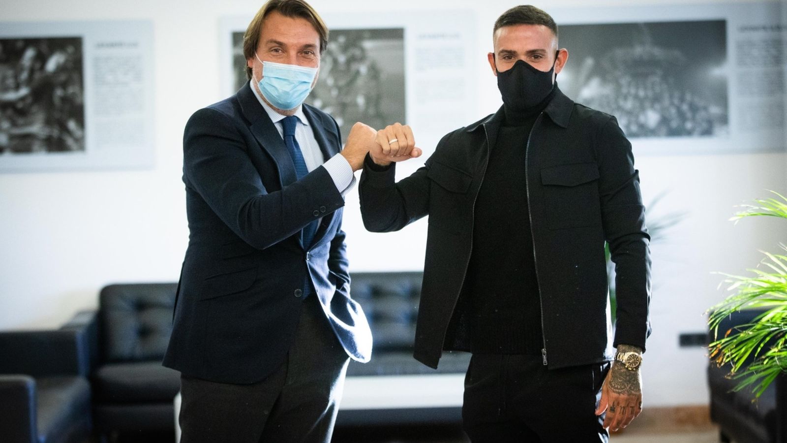 El davanter de Torrent, Roger Martí, xoca el puny amb el president del Llevant, Quico Catalán