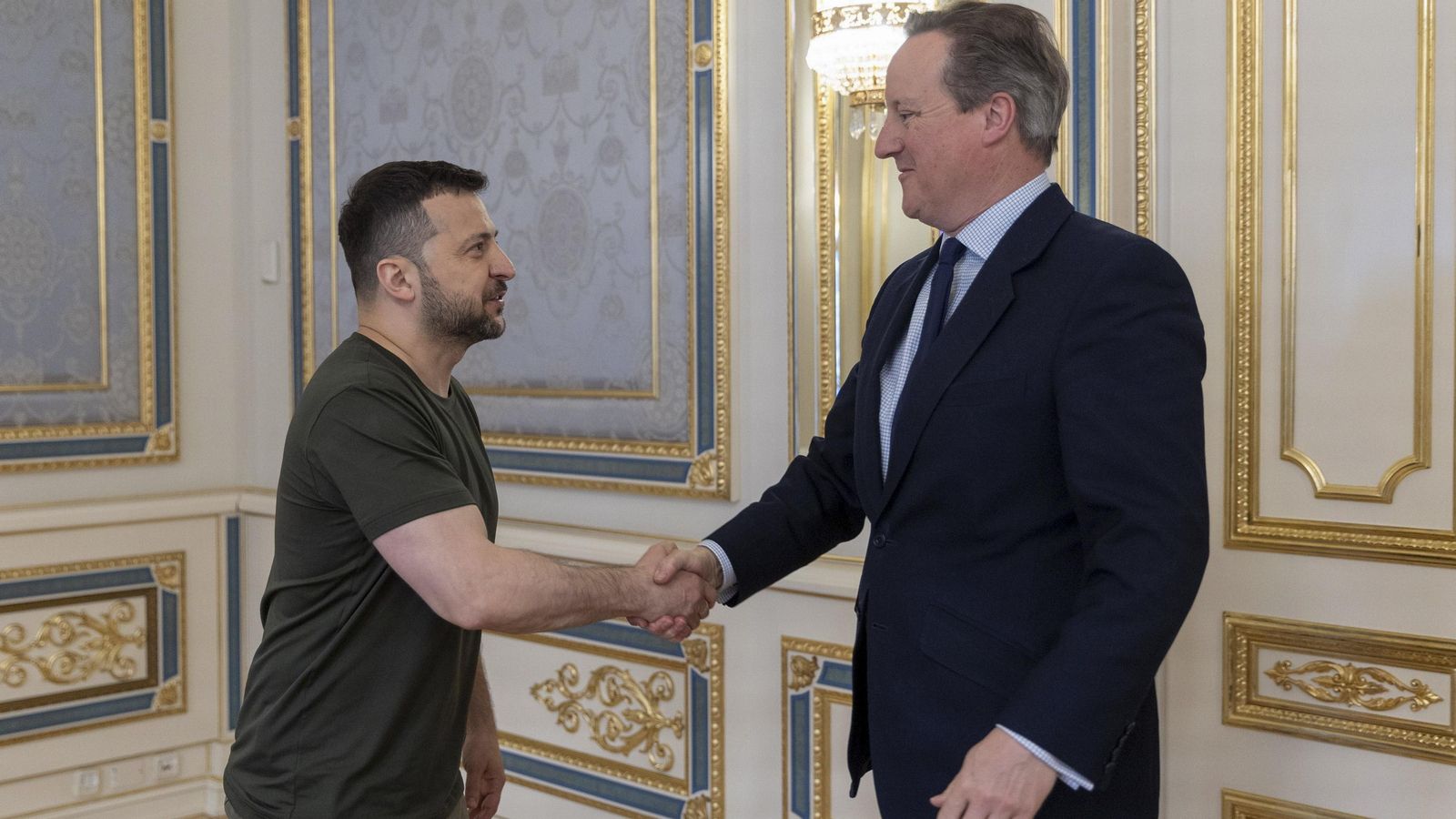 El president ucraïnés, Volodímir Zelenski, dona la benvinguda al secretari d'Afers Estrangers britànic, David Cameron, a Kíiv, Ucraïna