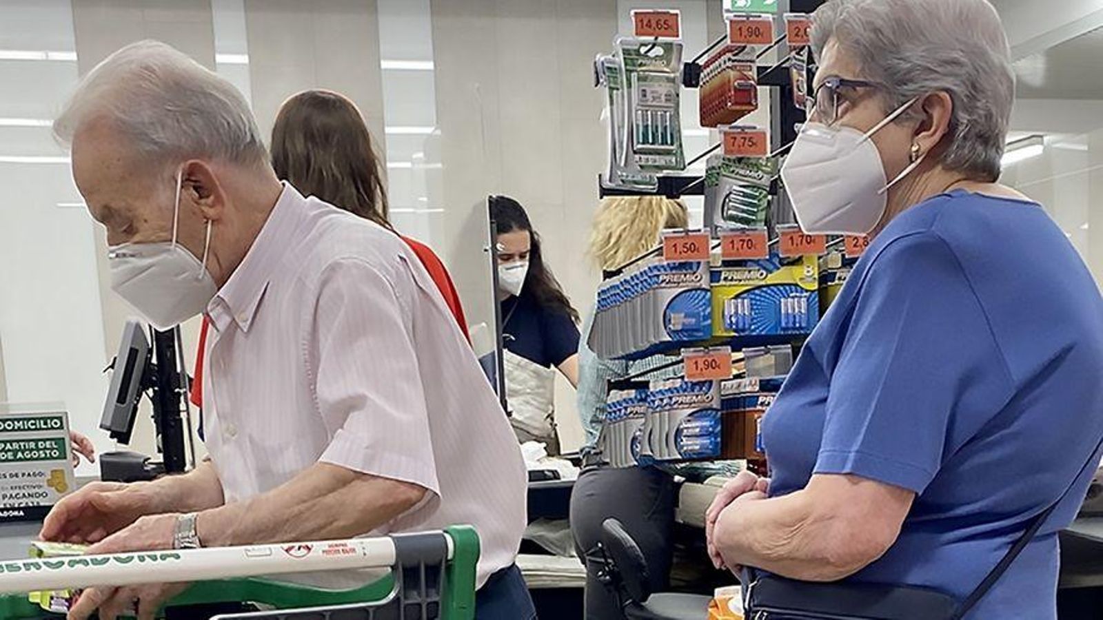 Una parella de jubilats compra en un supermercat