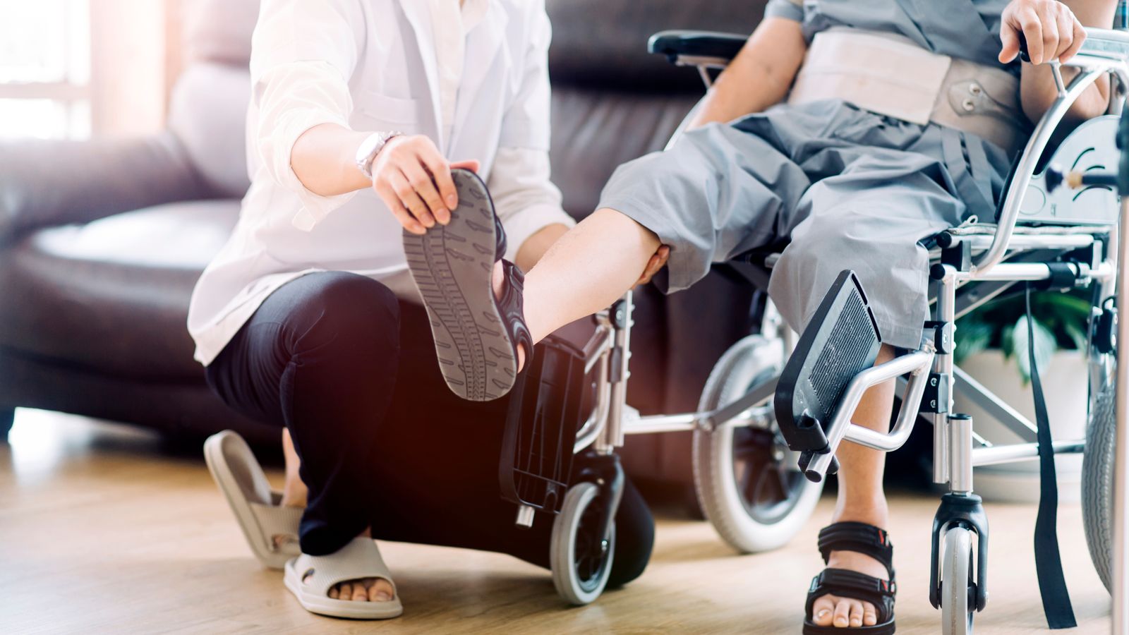 Una sanitària fa exercis a una resident d'un centre de majors, en una imatge d'arxiu