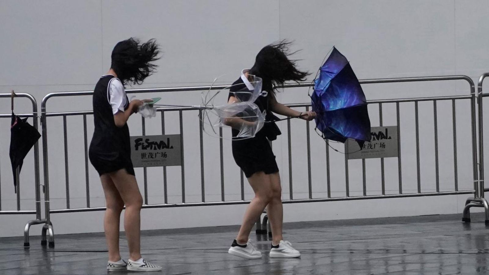 Hi ha 14 persones desaparegudes i han evacuat més d’un milió de persones a la província de Zhejiang i a Xangai