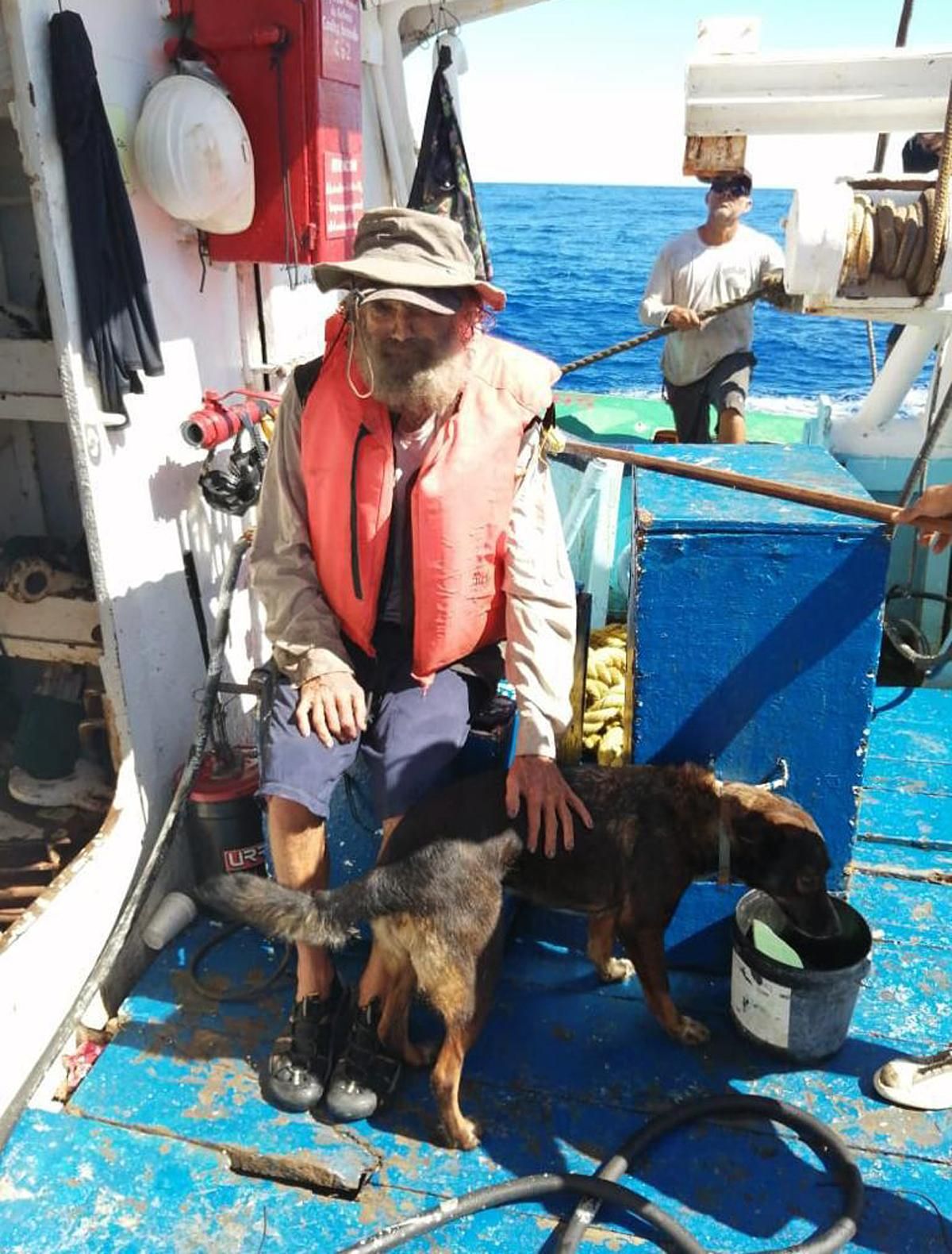 Tim Shaddock, el nàufrag australià que ha estat tres mesos a la deriva en l'oceà Pacífic Naufrago australiano rescatado tras 3 meses a la deriva en el Pacífico llegará a México
