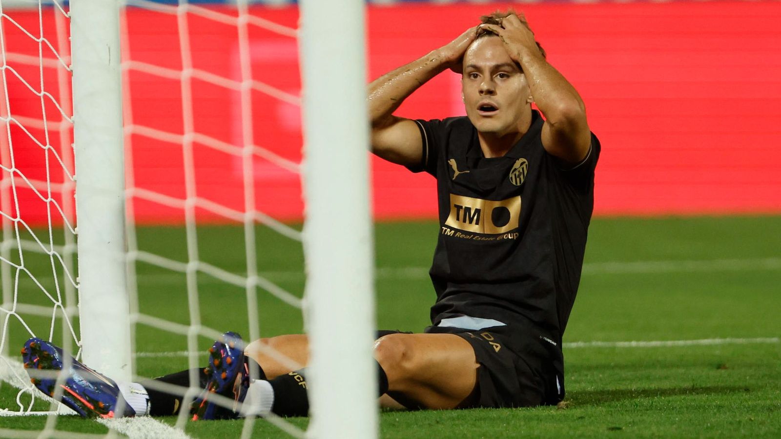 Dani Gómez es lamenta després d'errar una ocasió de gol