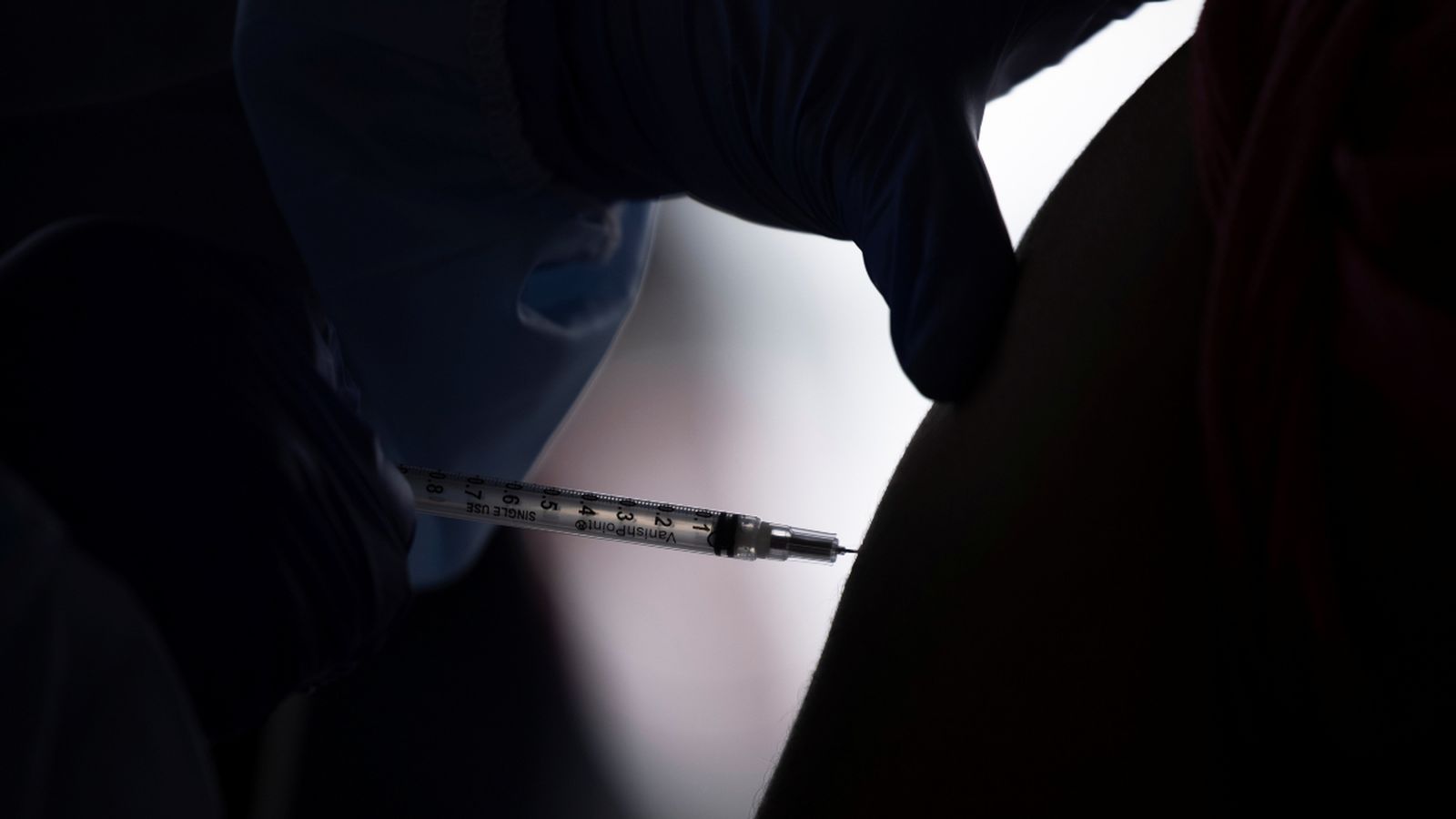 Un sanitari subministra una vacuna a una persona