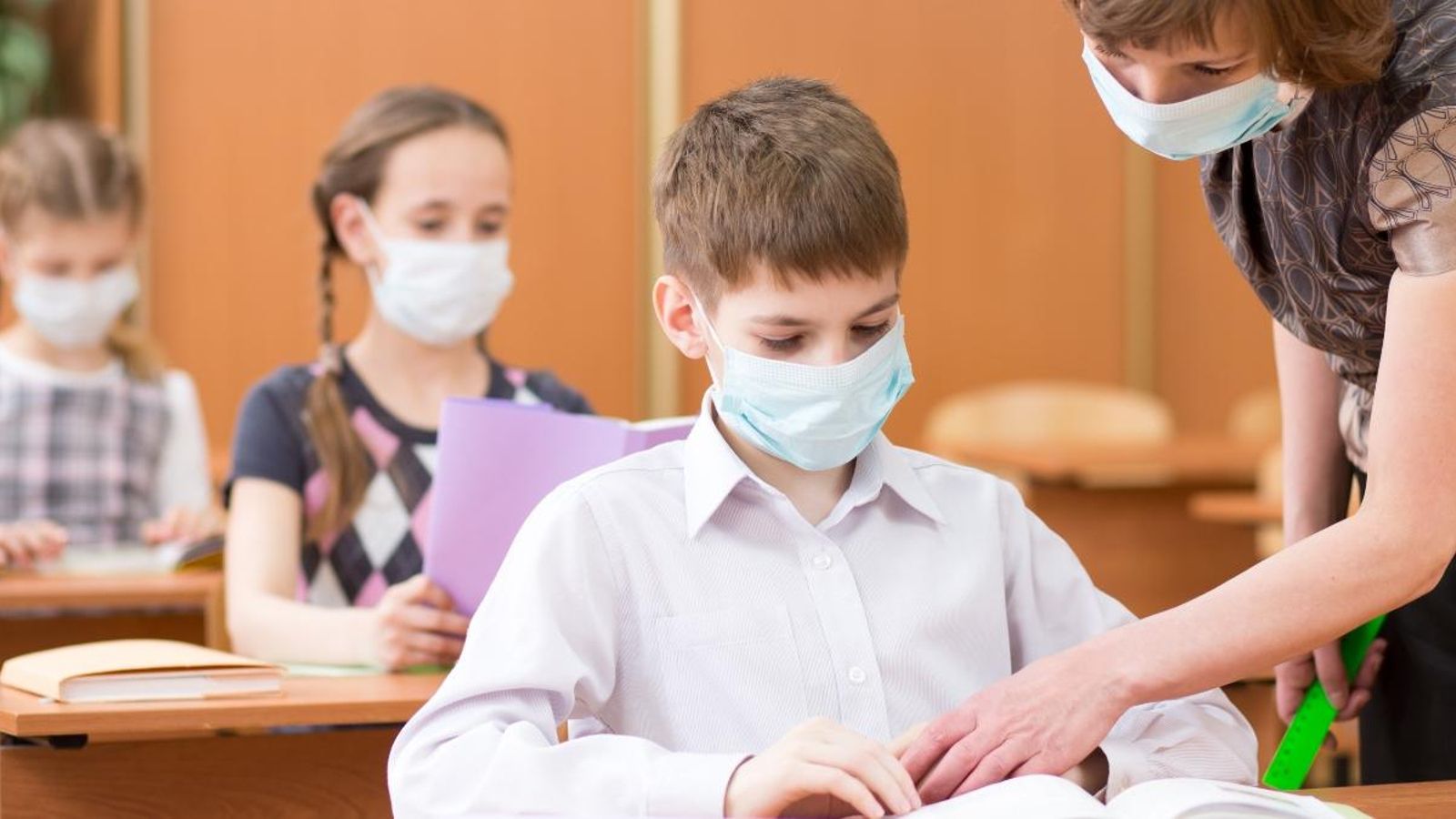 Segons l'OMS, els xiquets no són impulsors principals del contagi i el tancament de les escoles no és efectiu