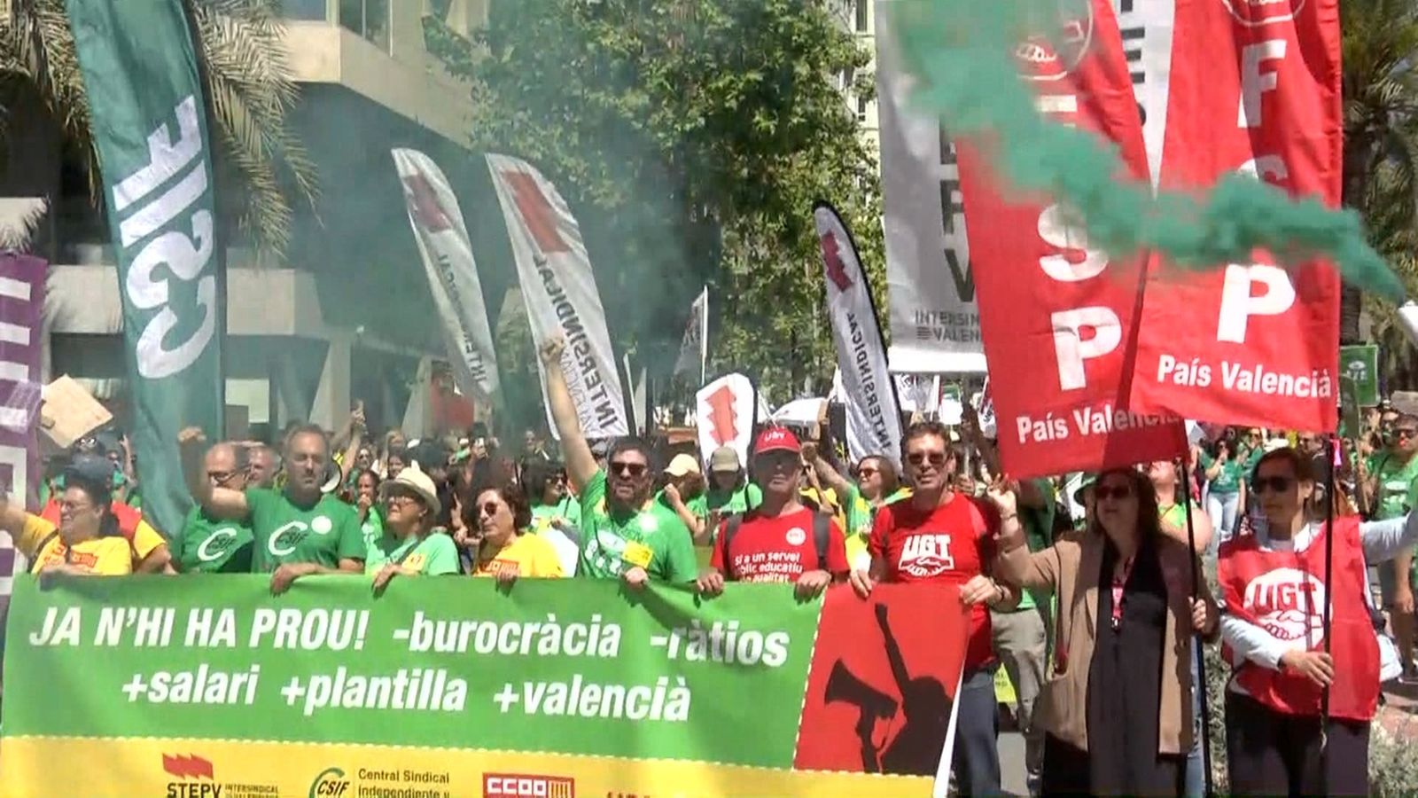 Manifestacions de docents omplin els carrers de les quatre principals ciutats en el primer dia de la vaga indefinida