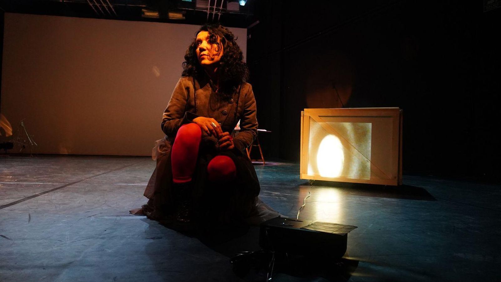 Una de les escenes de 'La caja, donde la realidad pierde sus límites' de la companyia valenciana Teatro de la Catrina