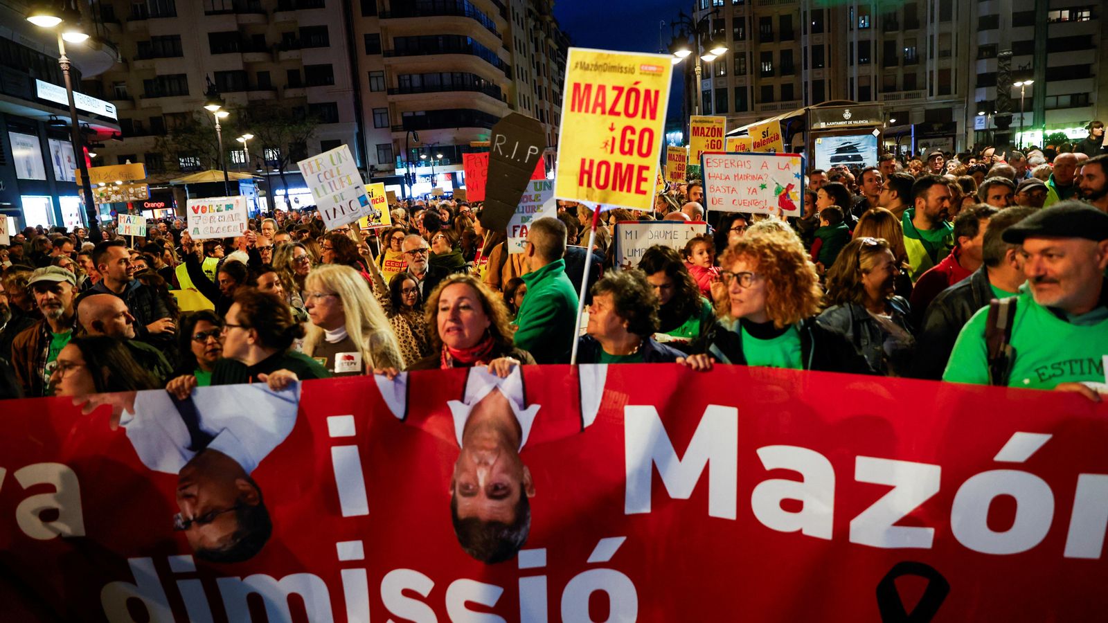 Capçalera de la manifestació per a demanar la dimissió de Rovira i Mazón a València Capçalera de la manifestació per a demanar la dimissió de Rovira i Mazón a València