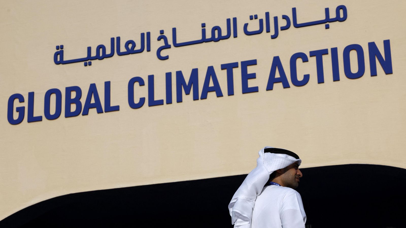Un home amb roba tradicional dels Emirats Àrabs assisteix al primer dia de la cimera climàtica de la COP28 a Dubai