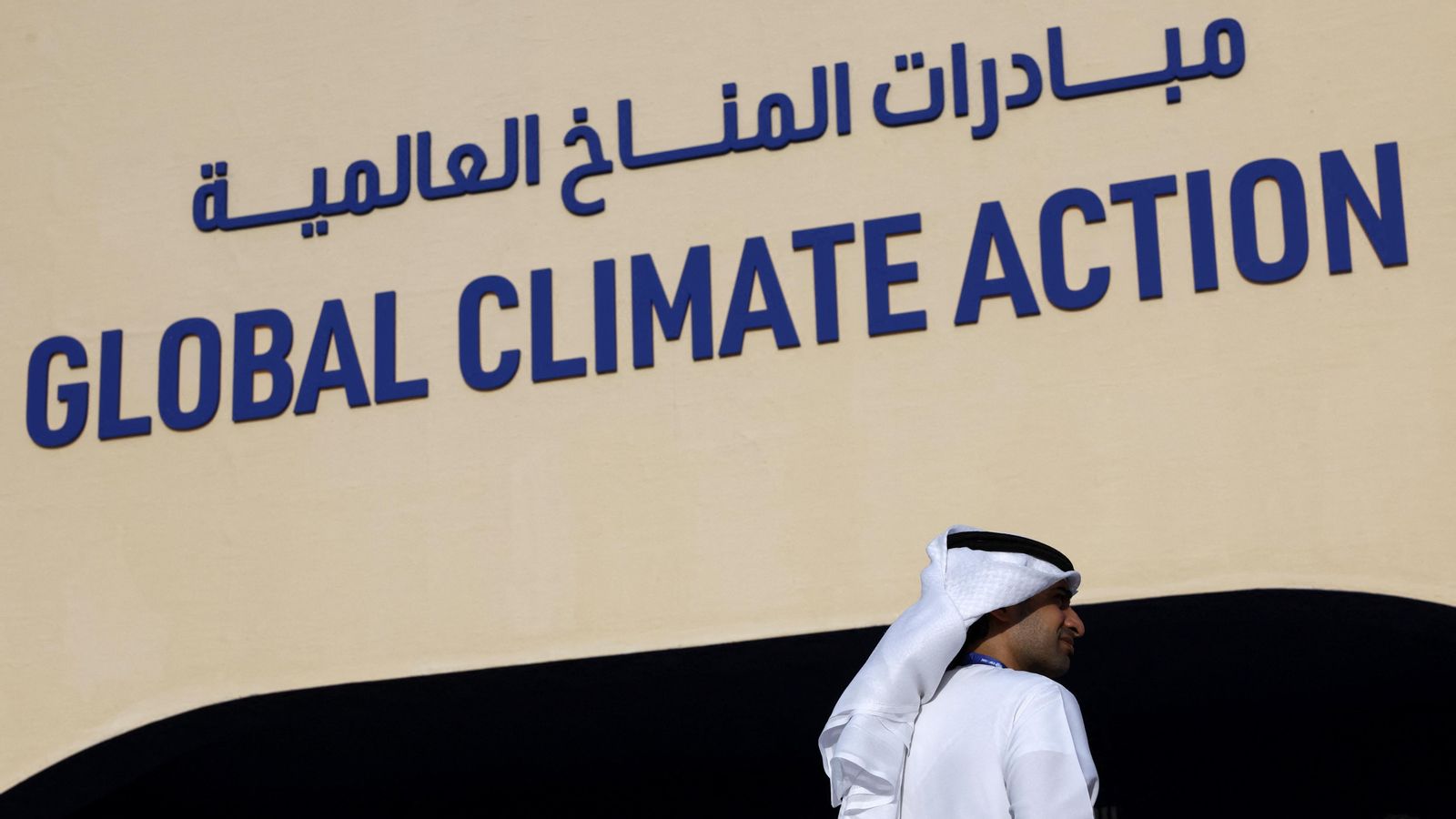 Un home amb roba tradicional dels Emirats Àrabs assisteix al primer dia de la cimera climàtica de la COP28 a Dubai