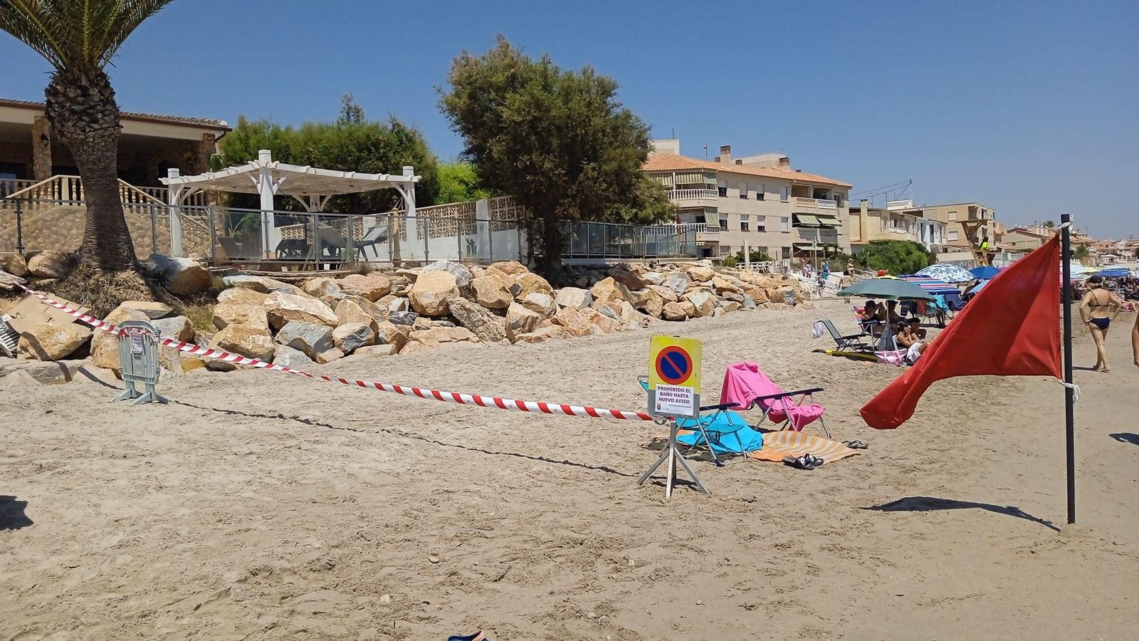 Part de la platja, tancada per les aigües fecals