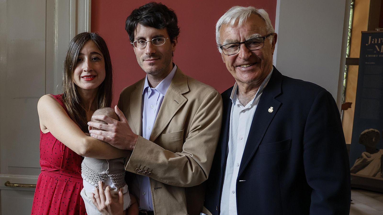 L'exalcalde Joan Ribó posa amb els pares i el nadó què celebraren el primer bateig civil de València