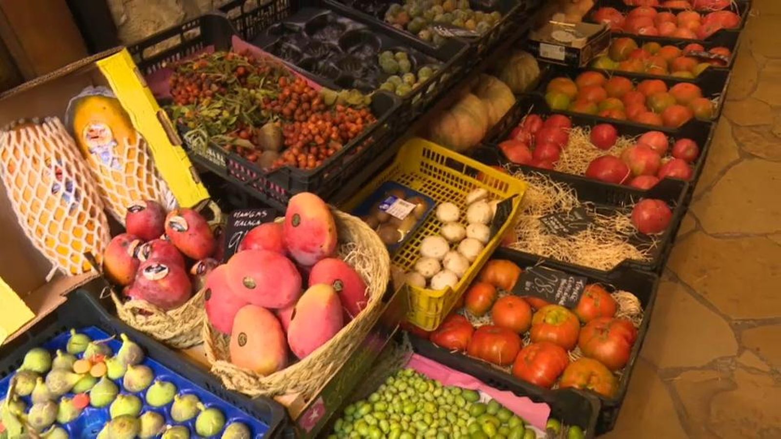 La fruiteria a la Ronda Millars de Castelló té fruita de la terra i també productes tropicals molt valorats per la clientela.