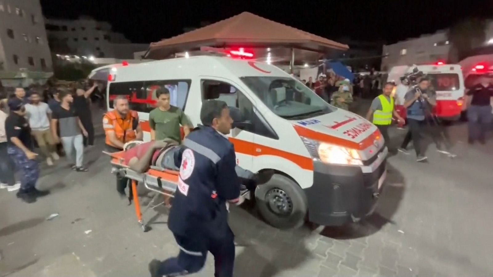 Imatges després del bombardeig a l'hospital Al-Ahli de Gaza