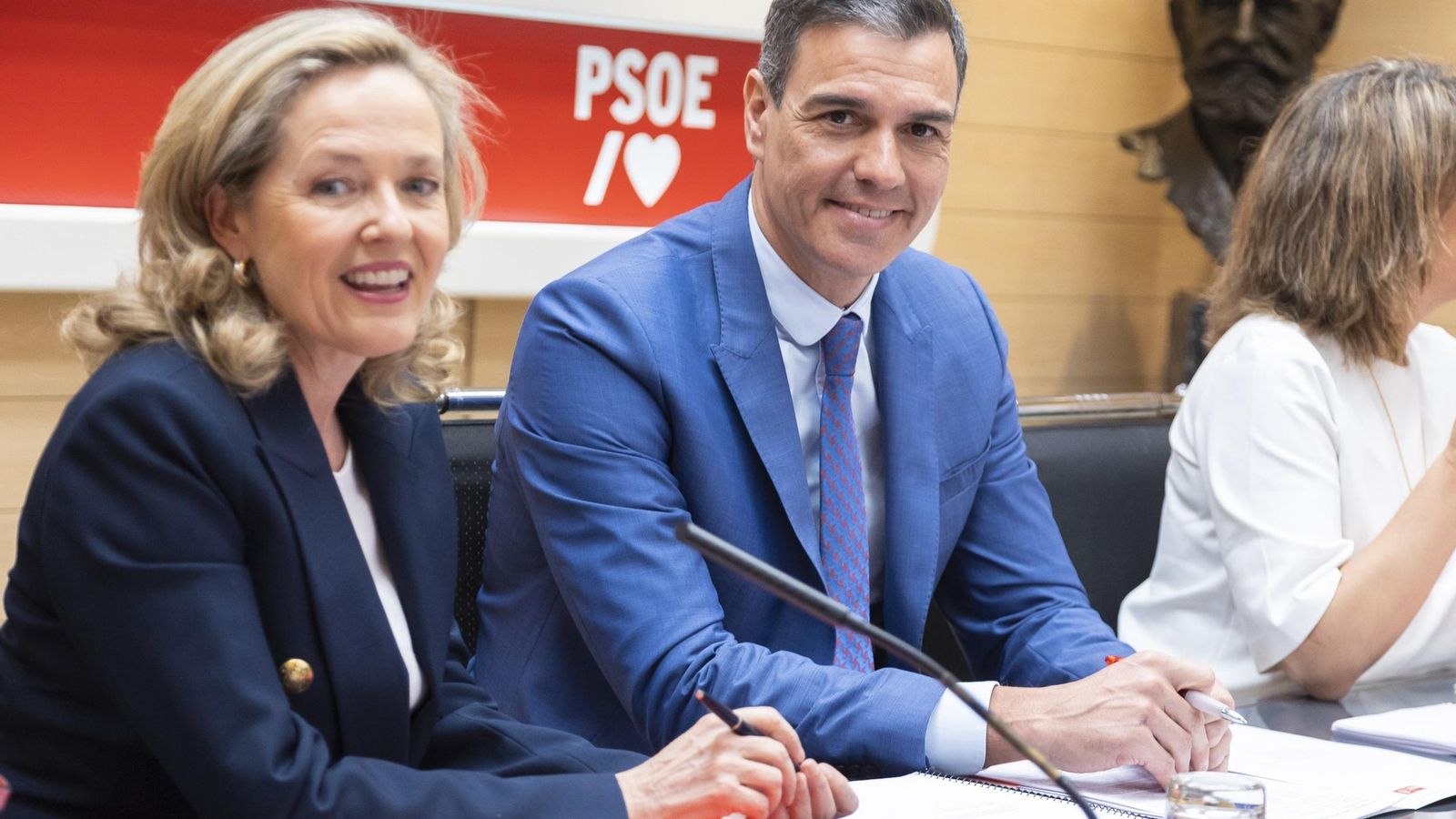 El president del Govern i secretari general del PSOE, Pedro Sánchez, al costat de la vicepresidenta primera, Nadia Calviño
