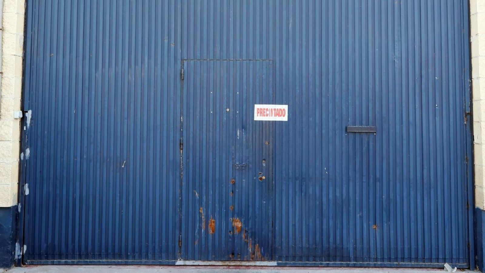 Façana i porta de la fàbrica de Magrudis precintada, empresa fabricant de la carn ensaginada contaminada amb listeriosi Façana i porta de la fàbrica de Magrudis precintada, empresa fabricant de la carn ensaginada contaminada amb listeriosi