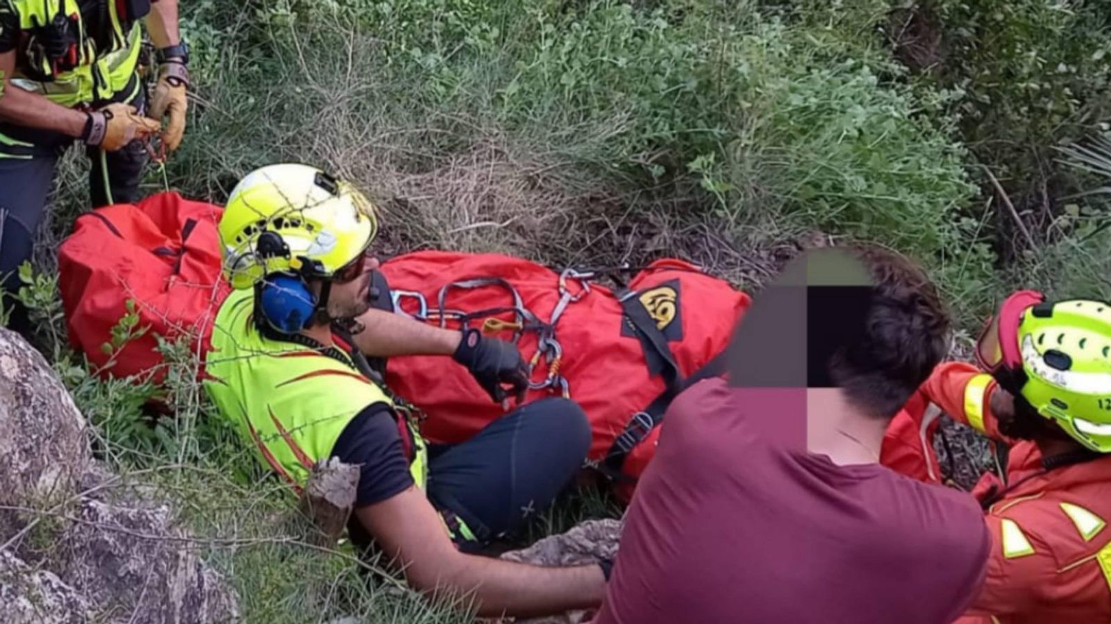matges dels membres del Grup Especial de Rescat en Altura GERA del Consorci i bombers de Gandia junt a la víctima abans de l'extracció aèria a Xulella